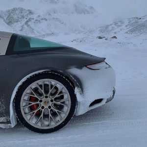 插白丝美女的逼逼
